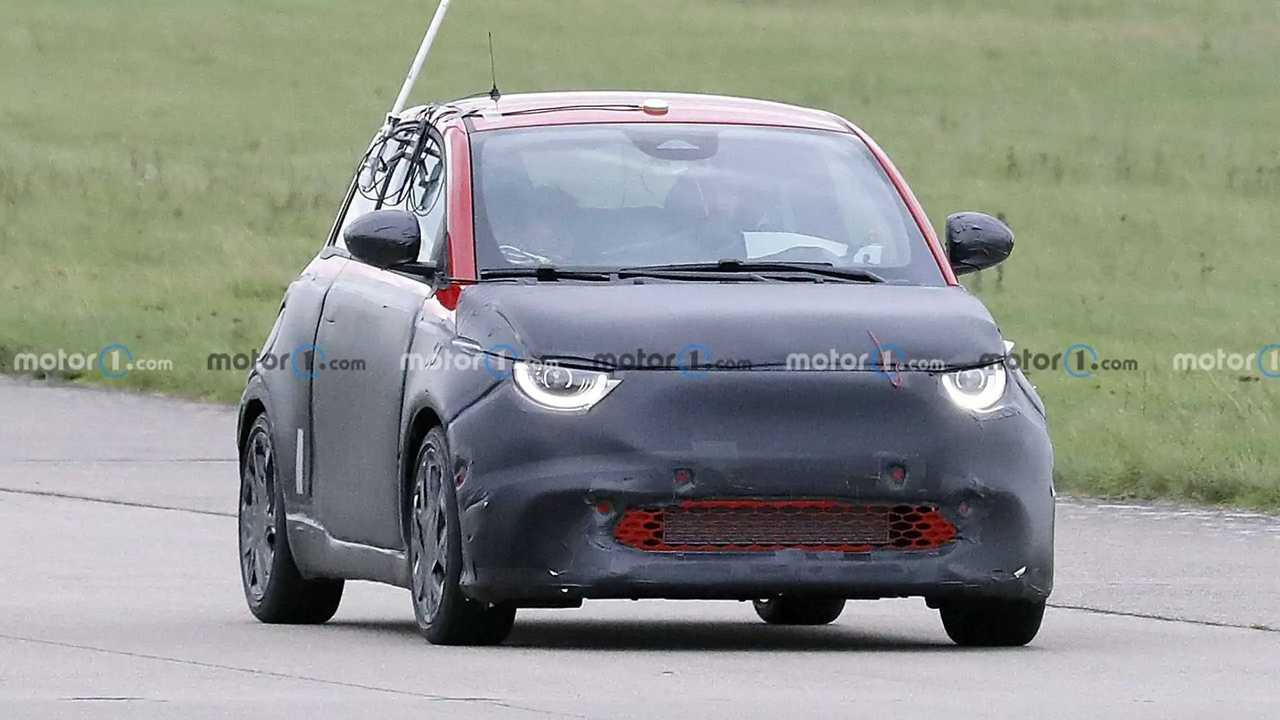 Foto spia Abarth 500 EV 2023