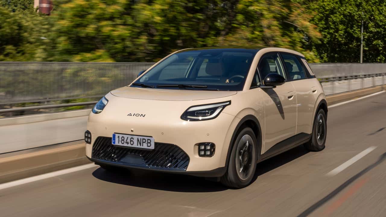 Desde 24.947 € y con 204 CV y 430 km eléctricos, este compacto tiene un enorme maletero
