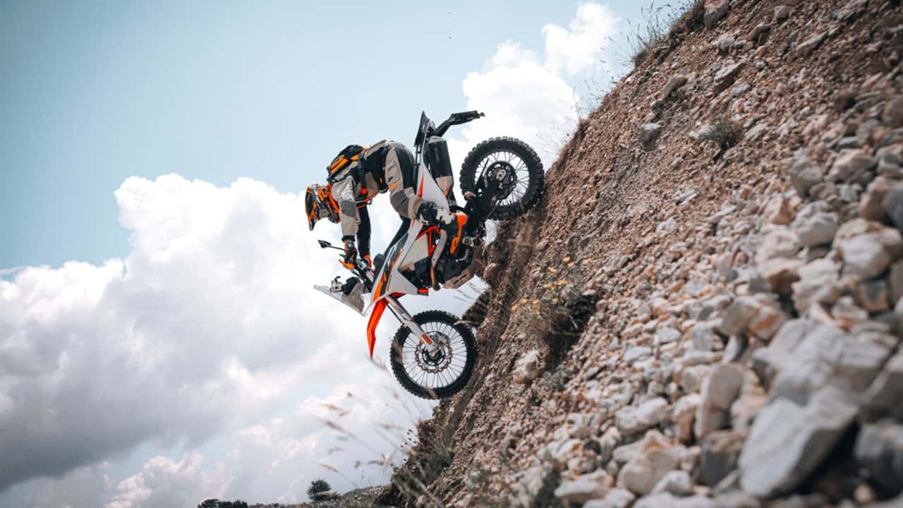 Новый KTM 690 Rally зовёт тебя на бездорожье, чтобы ты встретился со своими страхами