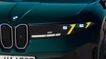 BMW iX3 M60 xDrive (2027): Die Lichtsignatur bei eingeschaltetem Licht mit M-Logo