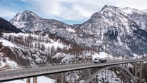 Mercedes-Brennstoffzellen-Laster bei der Erprobung in den Schweizer Bergen