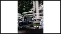 Ein Mercedes 300 SEL am Haken eines getarnten Mercedes GLC EQ