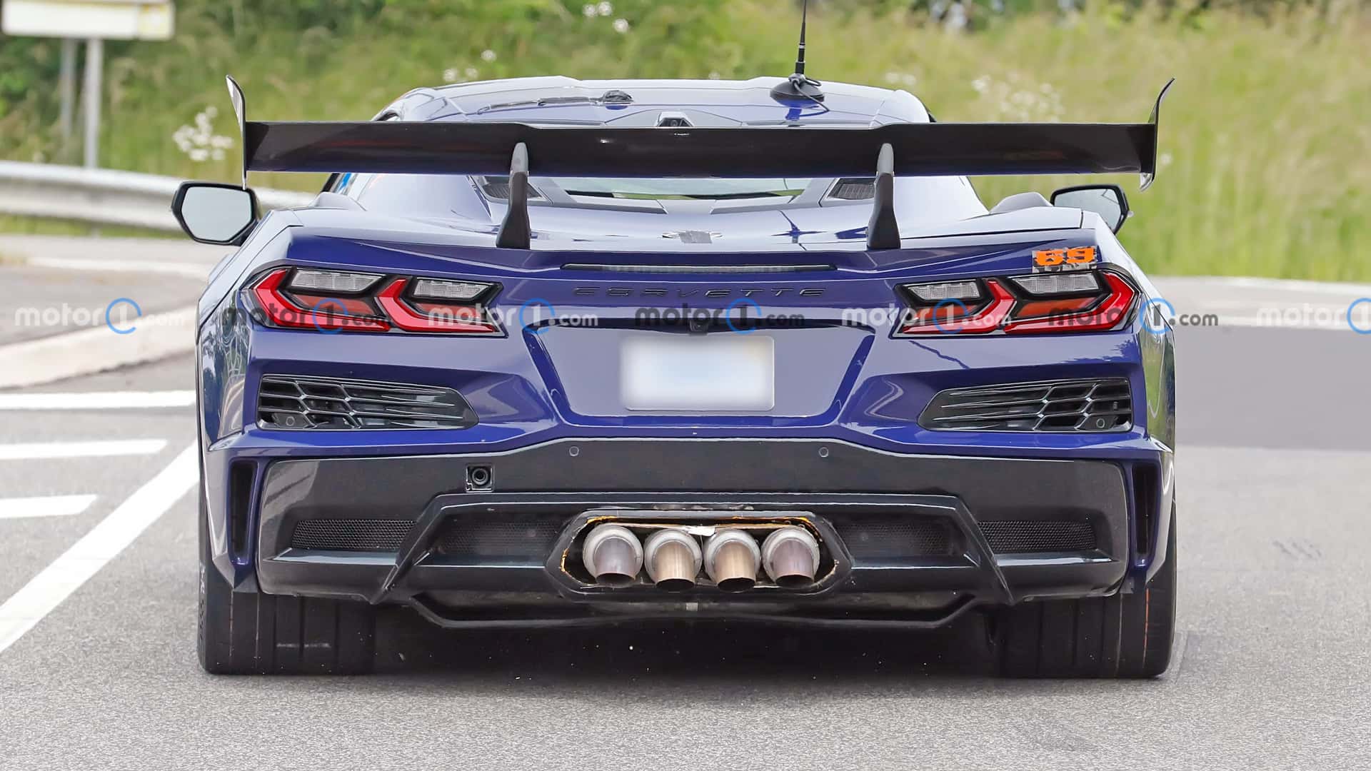 https://cdn.motor1.com/images/mgl/NGKqxj/s1/2026-chevrolet-c8-corvette-zora-spy-shots-undisguised-exterior-13.jpg