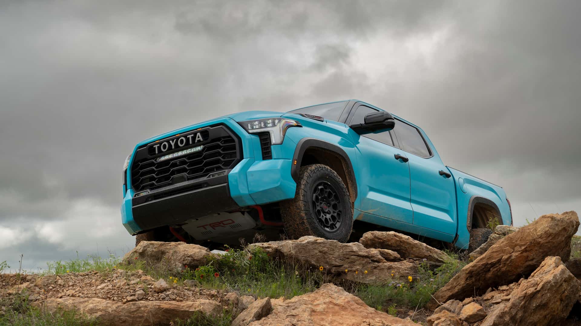 https://cdn.motor1.com/images/mgl/NGKwzj/s1/toyota-tundra-trd-pro-wave-maker-blue.jpg