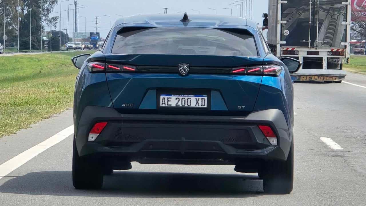 Flagra: Peugeot testa SUV cupê 408 na Argentina; chega ao Brasil?