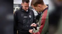 Manuel Neuer gibt ein Autogramm an einen Audi Mitarbeitenden