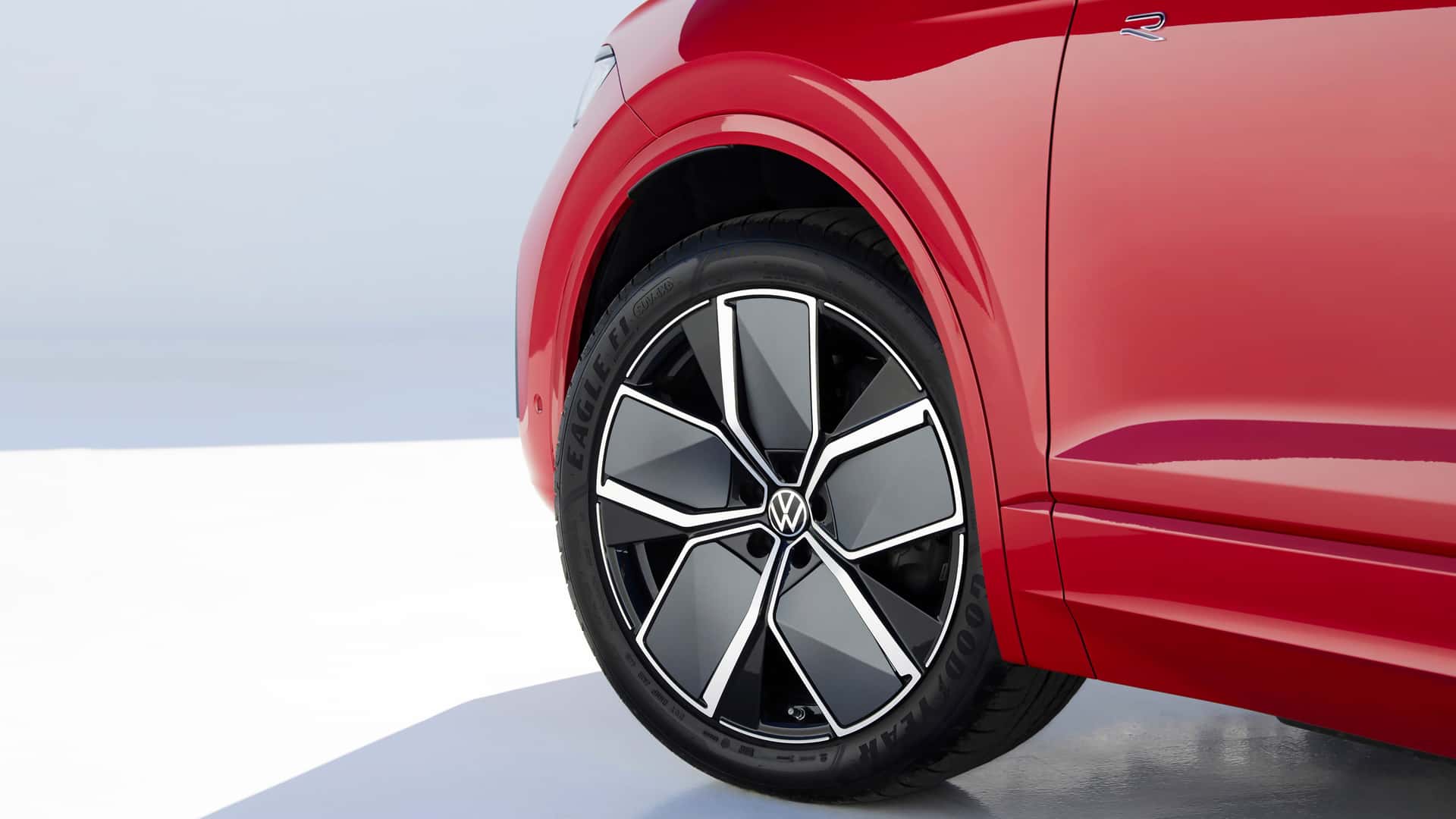https://cdn.motor1.com/images/mgl/NGO6gl/s1/volkswagen-touareg-r-line-2023.jpg