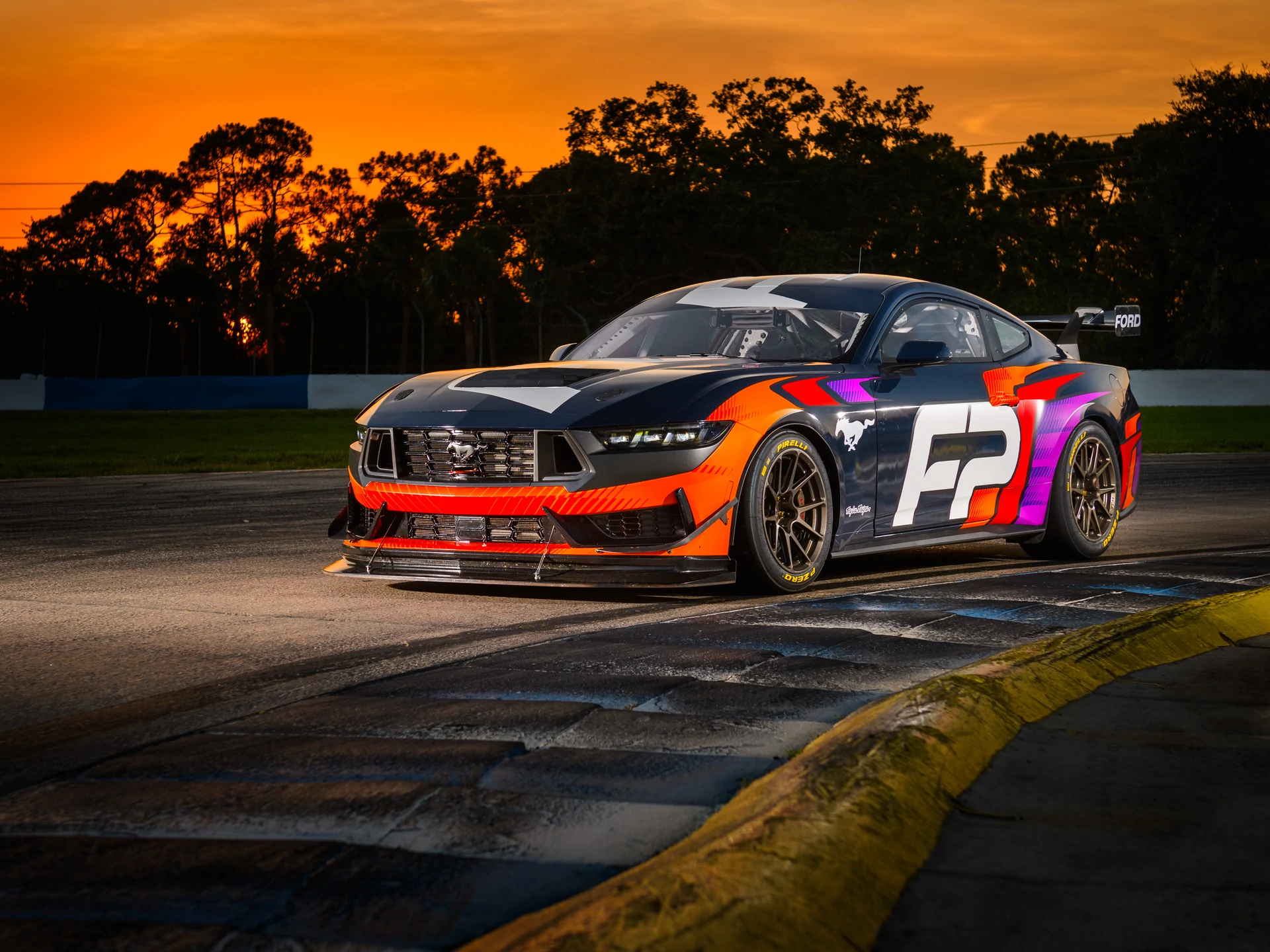 洋書 MUSTANG The Racing Thoroughbred sddefault.jpg