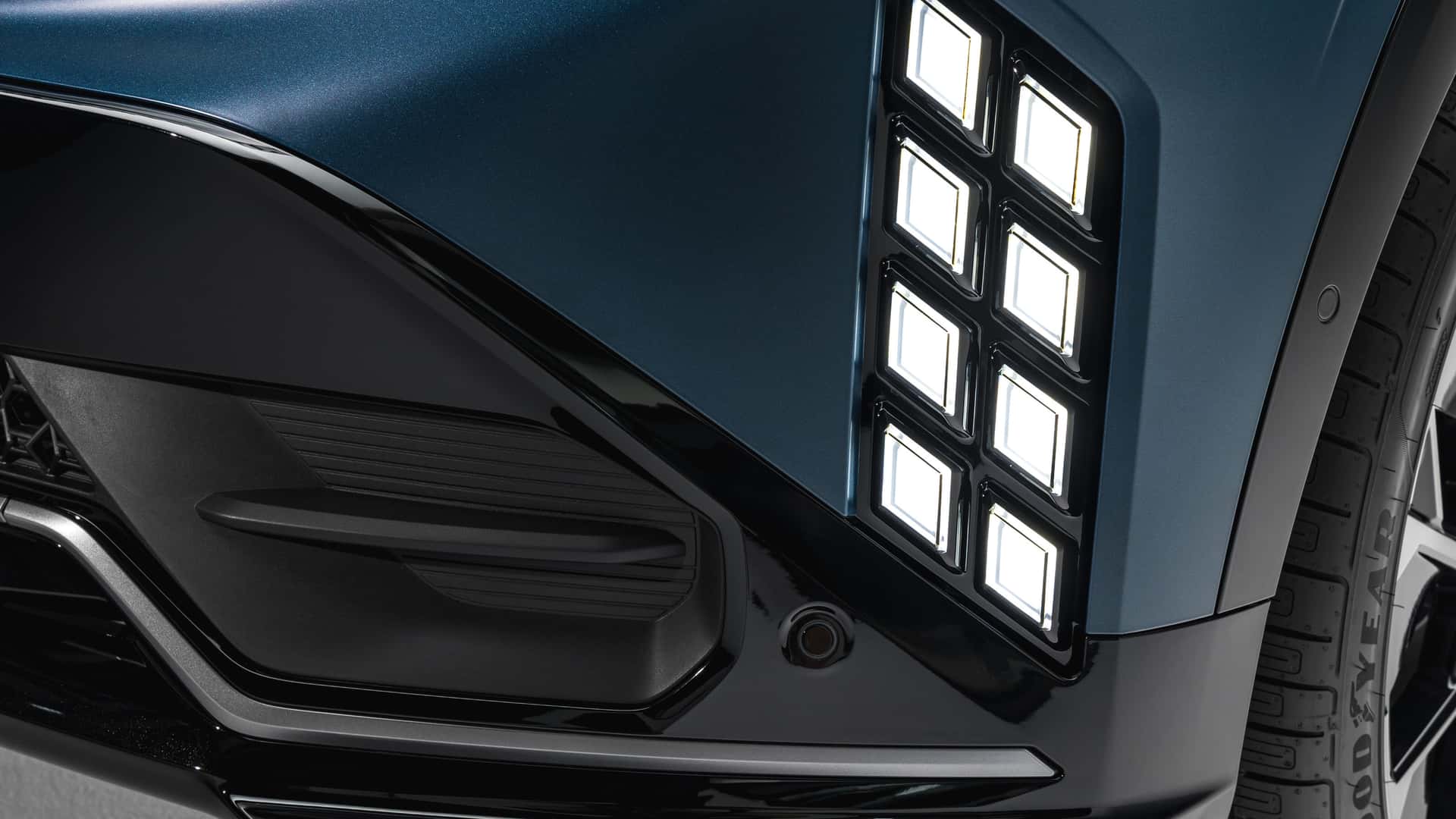 https://cdn.motor1.com/images/mgl/NGP90j/s1/renault-megane-e-tech-2026.jpg