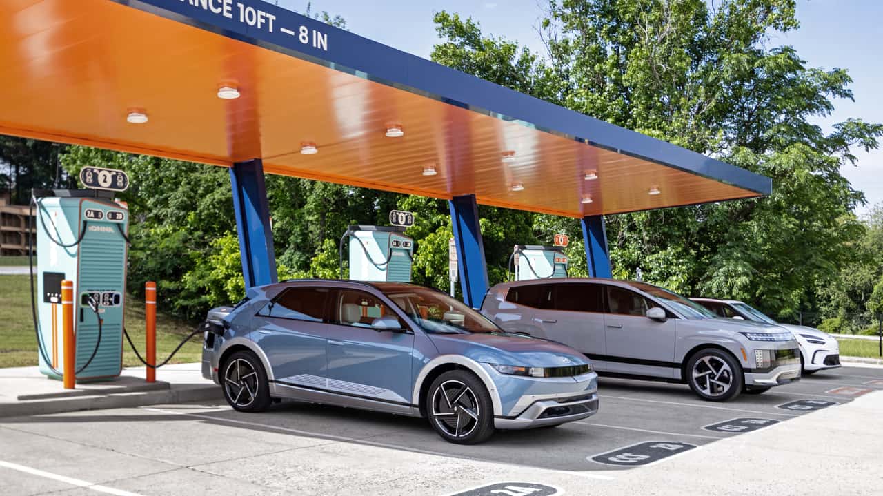 Hyundai and Genesis EVs at a Ionna station
