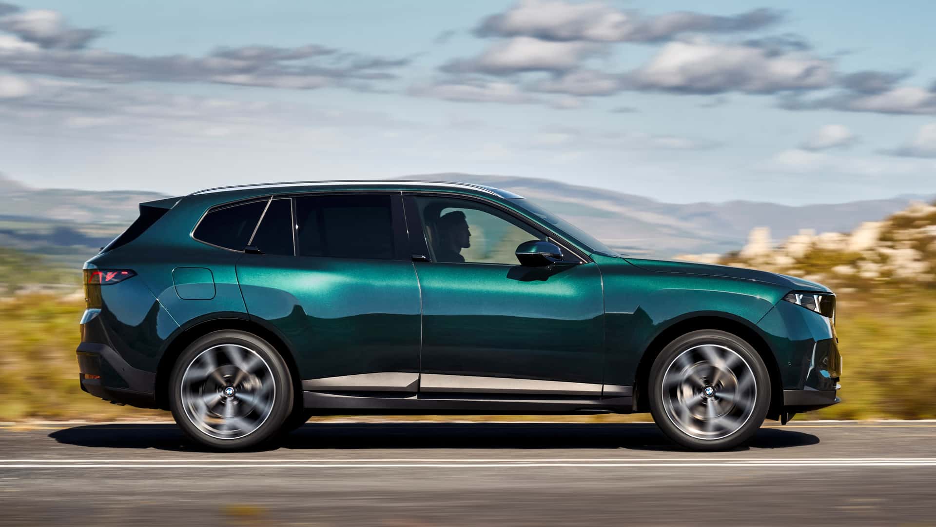 https://cdn.motor1.com/images/mgl/NGPm2G/s1/2027-bmw-x5-40.jpg