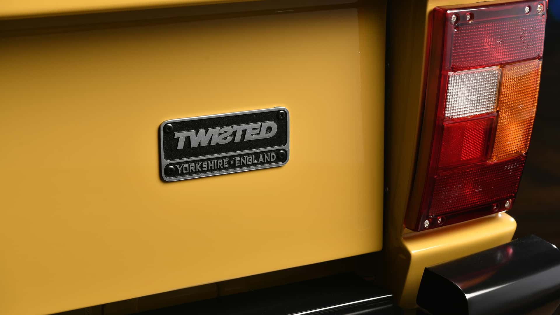 https://cdn.motor1.com/images/mgl/NGPn92/s1/twisted-range-rover-classic-restomod-review.jpg