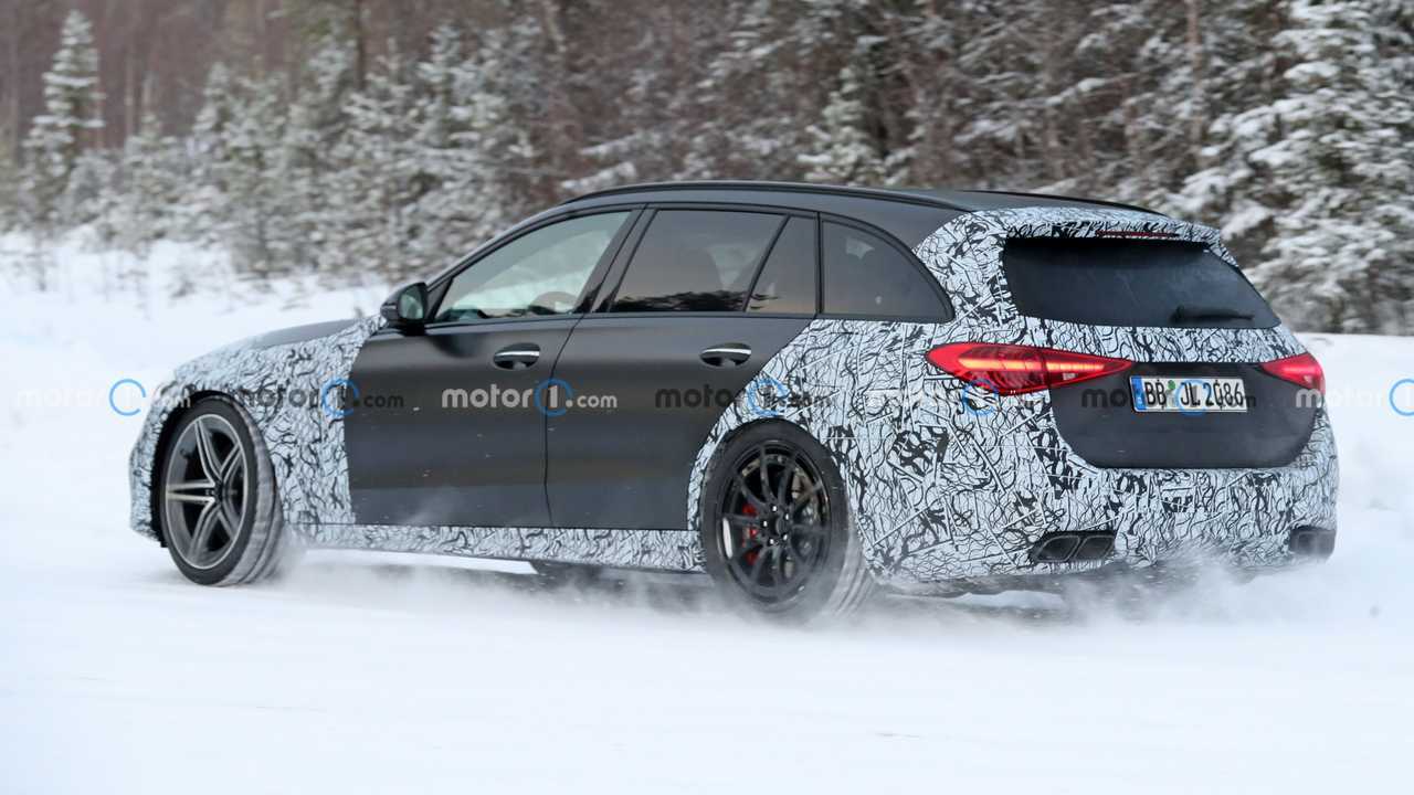 Immagini spia Mercedes-AMG C63 Wagon