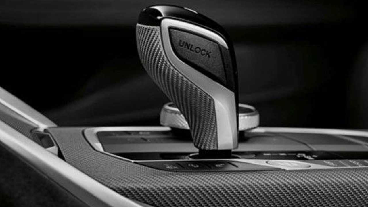 Interior Serat Karbon pada Tuas Transmisi BMW 2 Series Gran Coupe