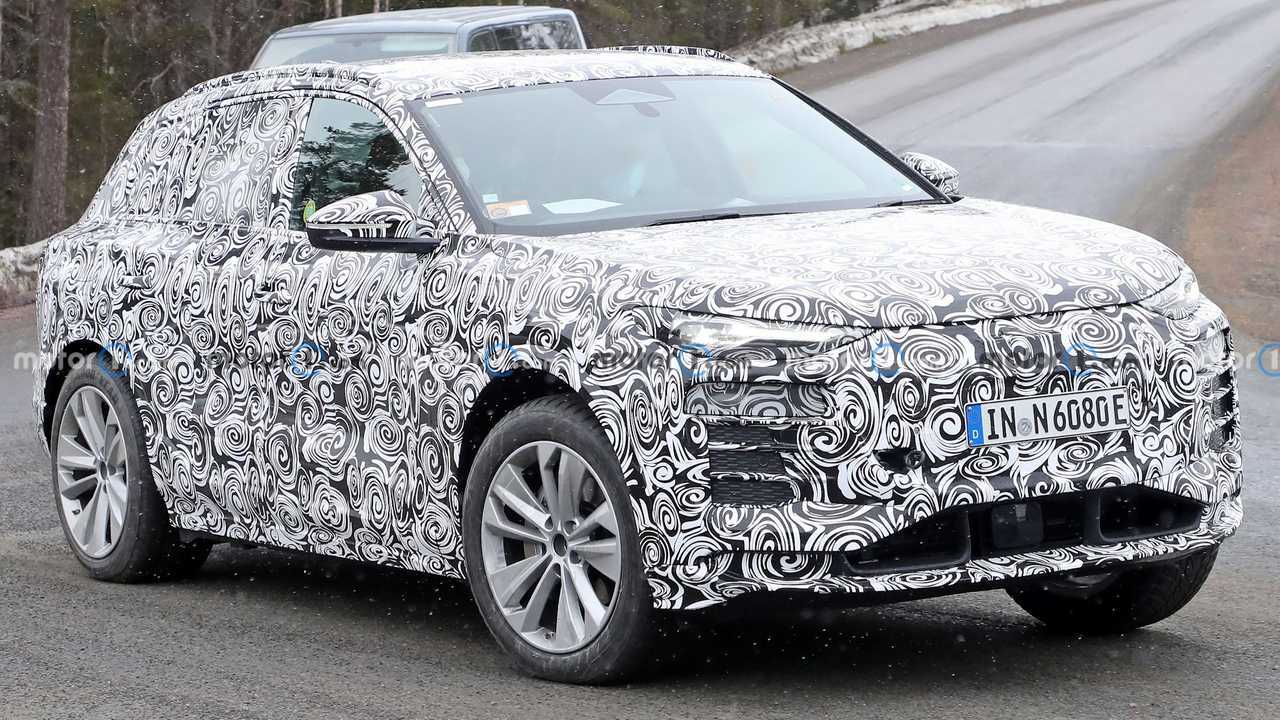 Audi Q6 e-tron, le prime foto spia degli interni