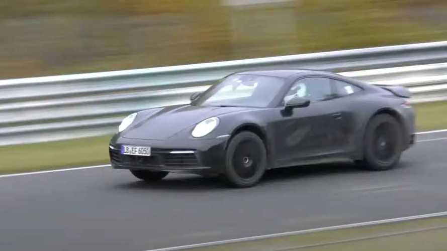 La Porsche 911 Safari corre in pista con assetto rialzato. Video