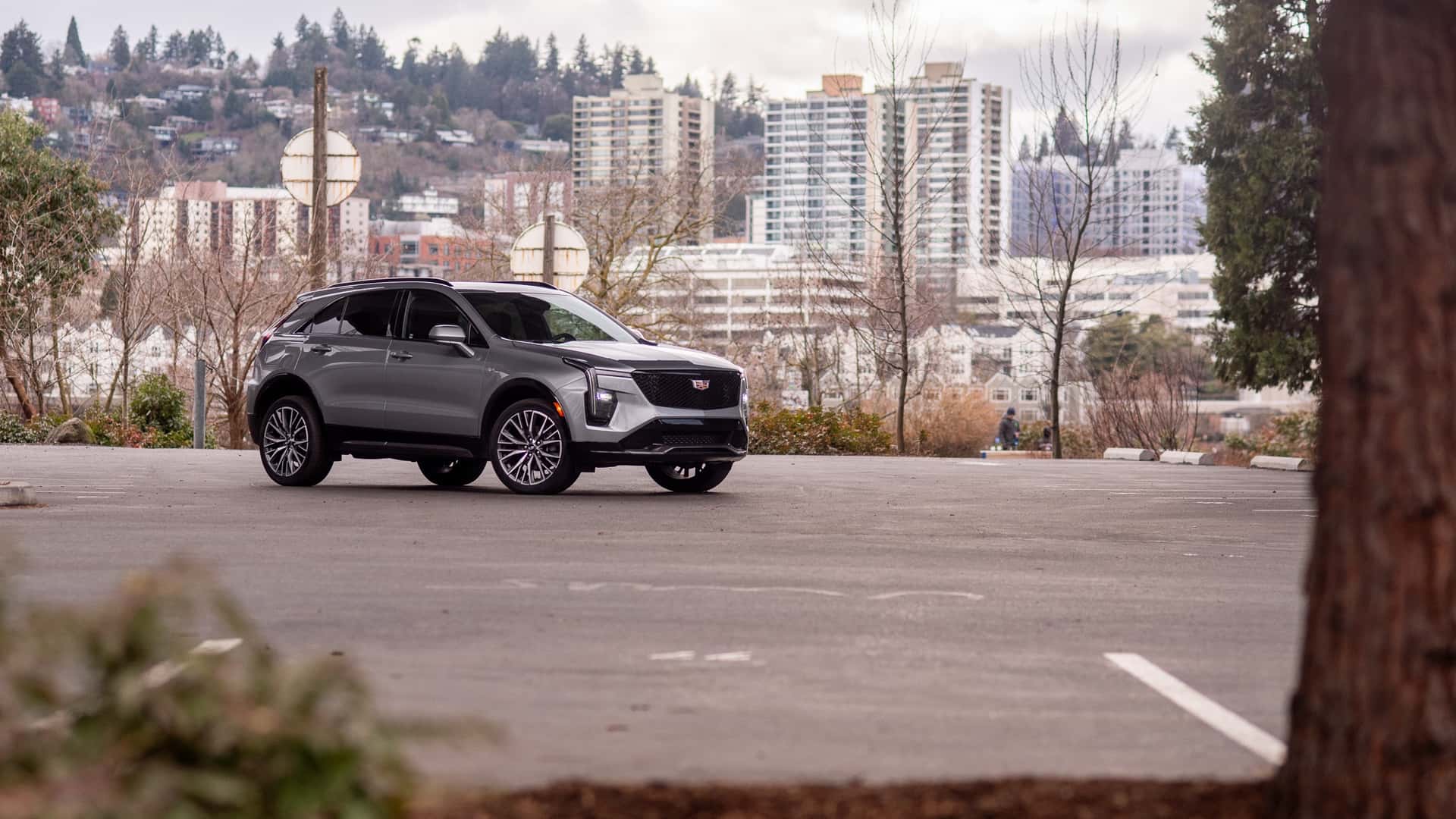 https://cdn.motor1.com/images/mgl/NGe8M2/s1/2024-cadillac-xt4-350t-awd-argent-silver-metallic.jpg