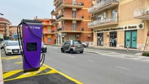 Una colonnina di ricarica in corrente continua in città