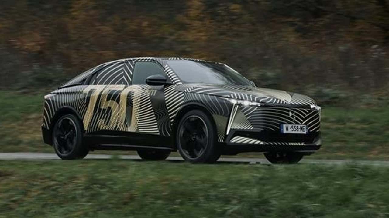 DS 8 E-Tense (2025) mit etwas Tarnung