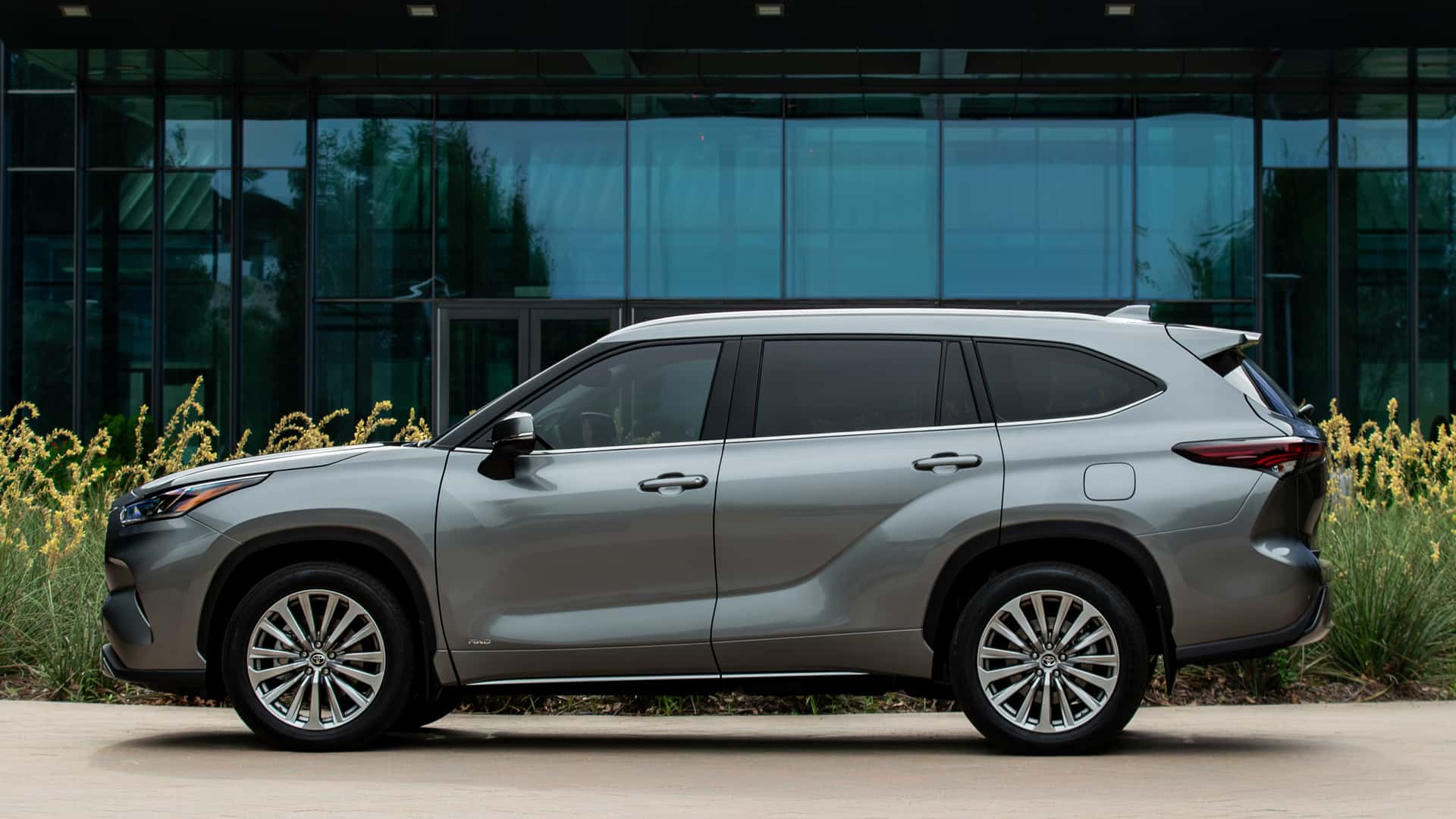 2025 Toyota Highlander Gets $39,250 Base Price and 25th