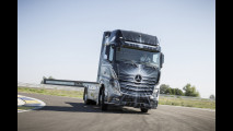 Mercedes SLS AMG Roadster vs Mercedes Actros: la prova