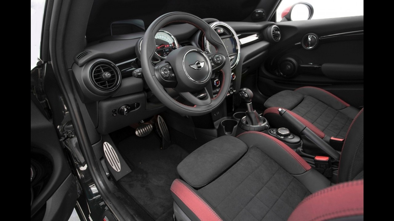 MINI John Cooper Works de 231 cv chega ao Brasil por R$ 153.950
