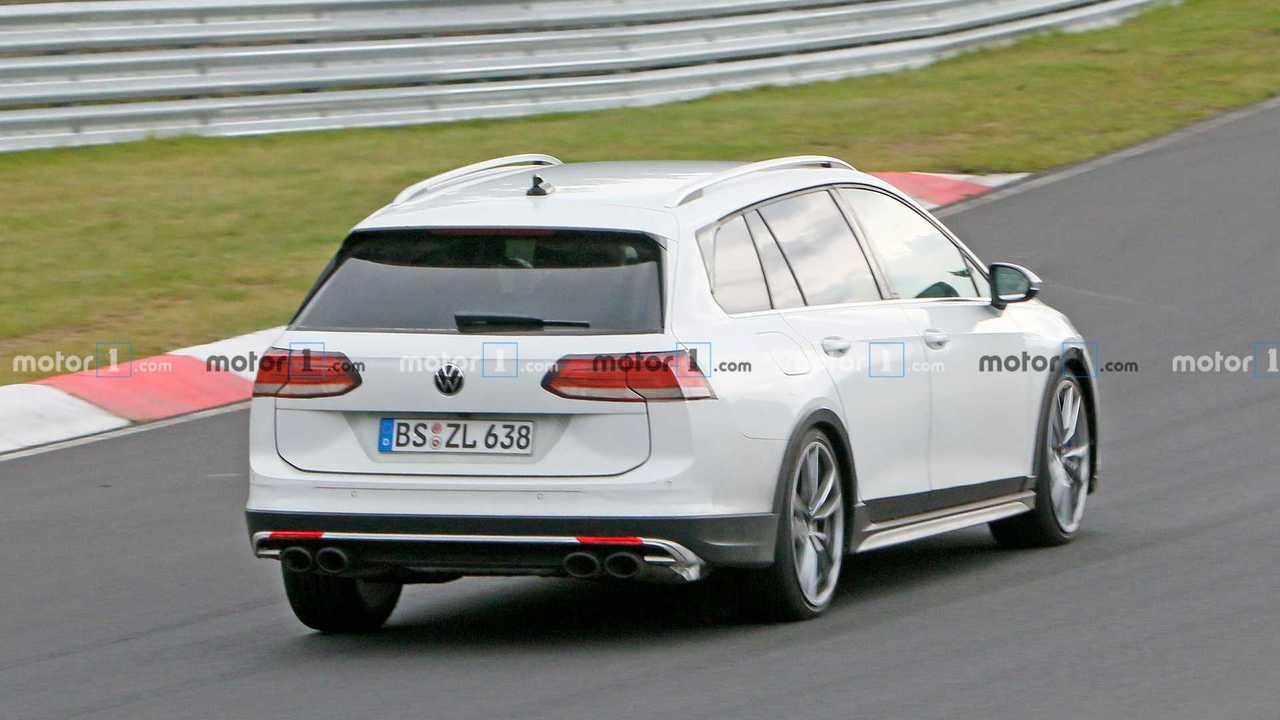 Volkswagen Golf R Variant, le foto spia al Nurburgring
