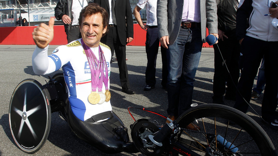 Alex Zanardi, avec son vélo à main