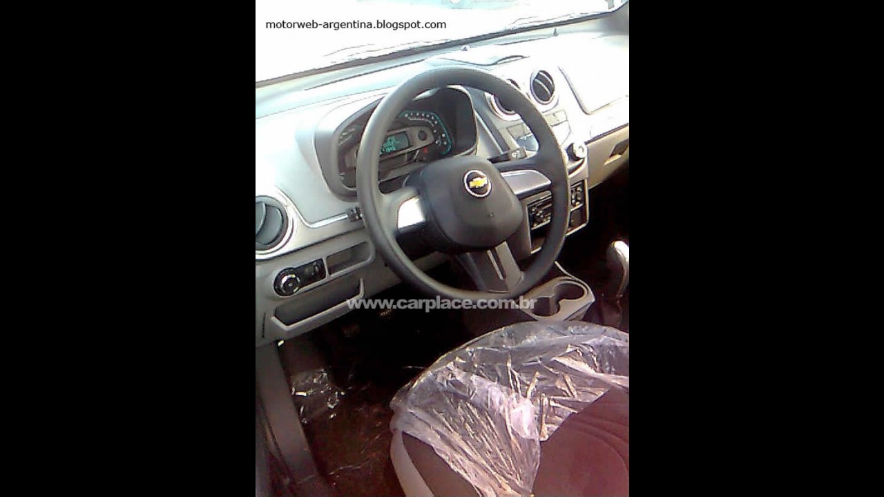Novo Chevrolet Agile - Veja foto da traseira sem disfarces e também do interior