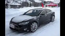 Angedriftet: Model S im Schnee