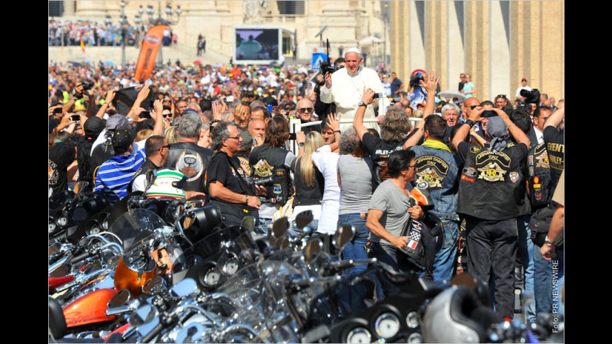 Der Papst segnet Harleys