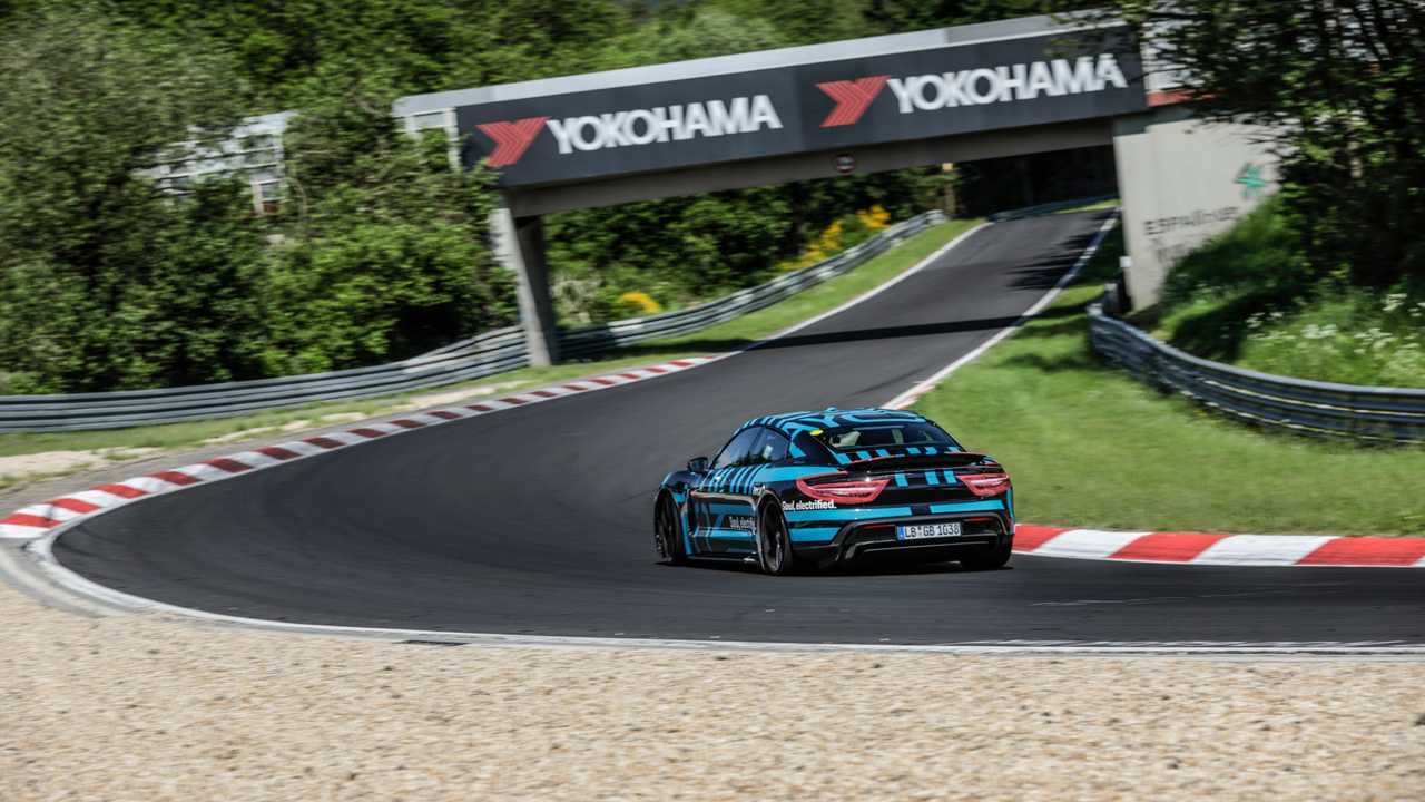 Porsche Taycan, record al Ring per la berlina elettrica