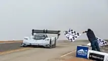 Zielflagge für Romain Dumas, Pikes Peak 2018 von Volkswagen ID R