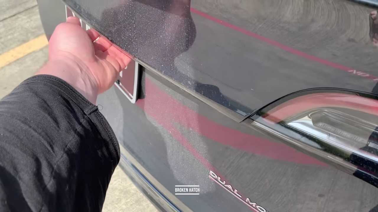 El comprador de Tesla obtiene el nuevo modelo Y, se pregunta si se usó durante años 2 La entrega sin contacto del Tesla Model Y deja al propietario seguro de que tiene un automóvil usado