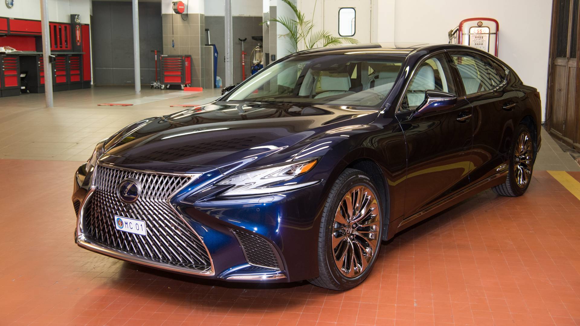 Le Prince Albert de Monaco reçoit une Lexus flambant neuve