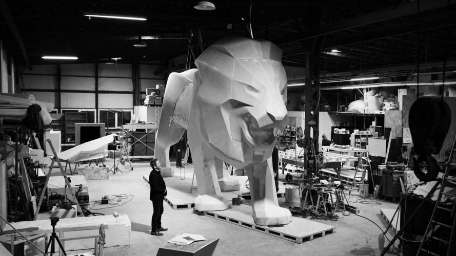 León gigante de Peugeot
