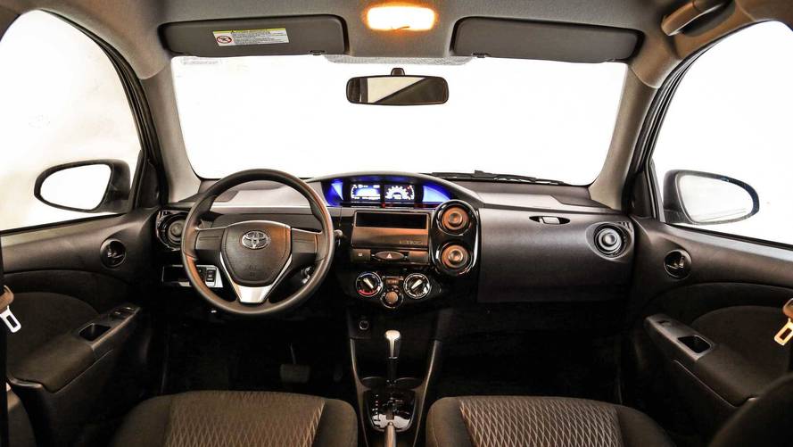 Comparativo Onix Advantage x Etios X