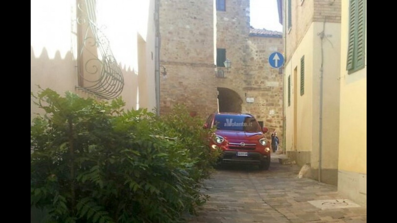 Fiat 500X aparece em novas imagens antes da estreia em Paris