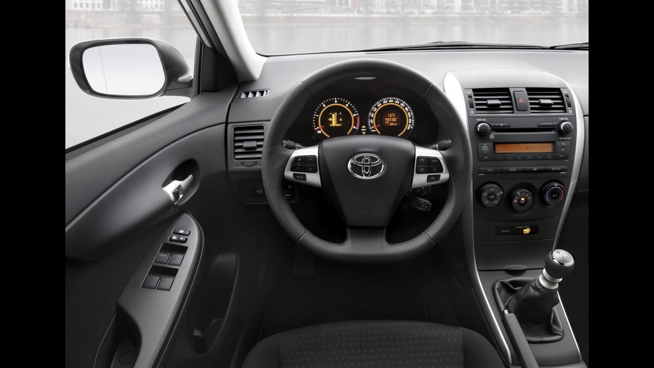 Europa: Toyota Corolla ganha alterações estéticas no modelo 2010 (2011)