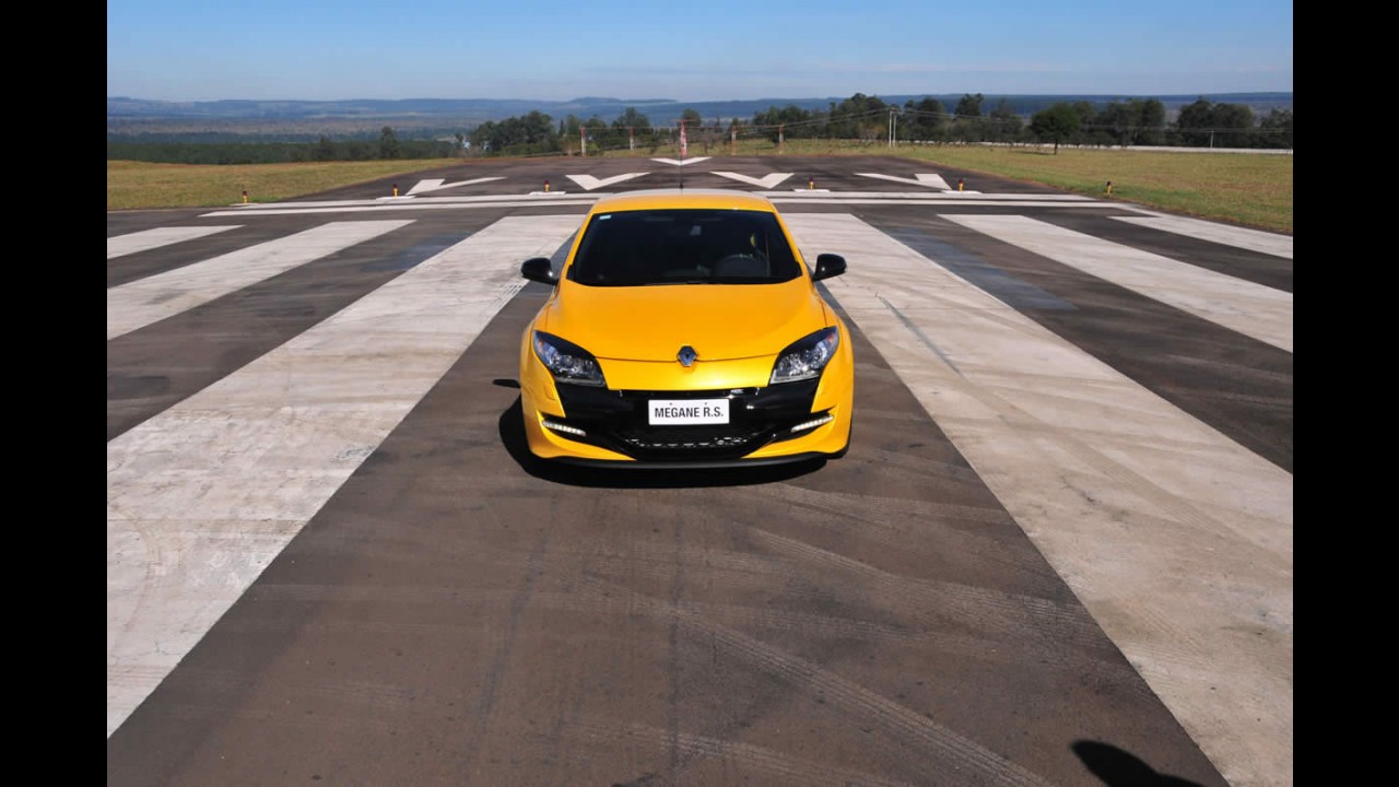 Teste CARPLACE: medimos, com exclusividade, o Mégane RS que acelera em direção ao Brasil