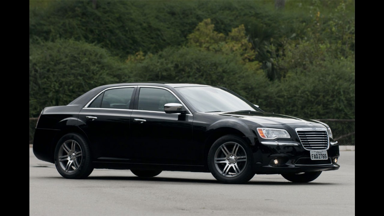 Novo Chrysler 300C é lançado oficialmente no Brasil custando a partir de R$ 179.900