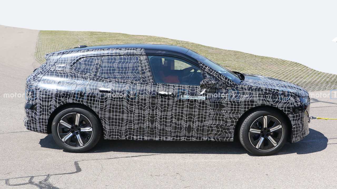 BMW iNext als Erlkönig: Die Karosserie wirkt eher wie die eines Vans