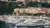 Charles Leclerc läppt den Monaco GP in einem Ferrari SF90 Stradale