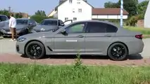 BMW 545e xDrive (2020): Graue Lackierung, schwarze Räder