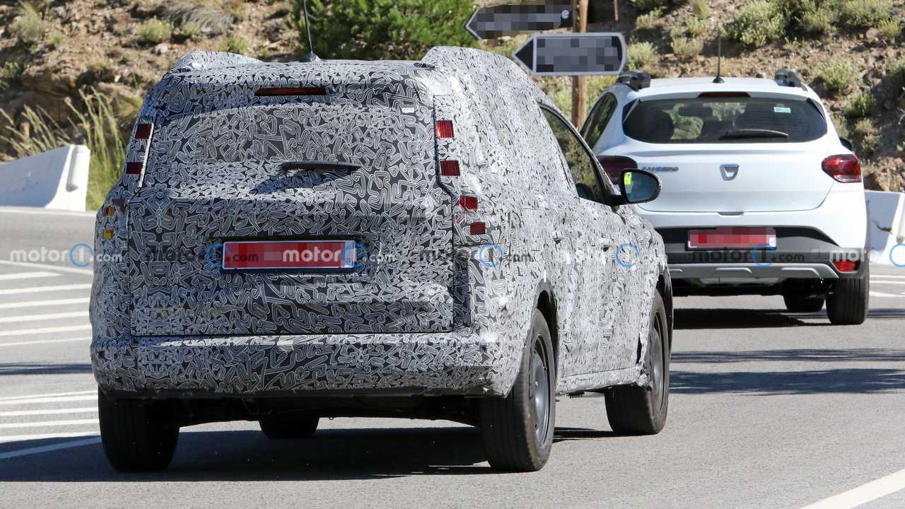 Nuova Dacia a 7 posti, le foto spia