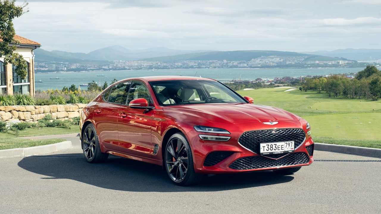 Genesis G70 в три четверти спереди