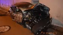 BMW si schianta contro un tunnel