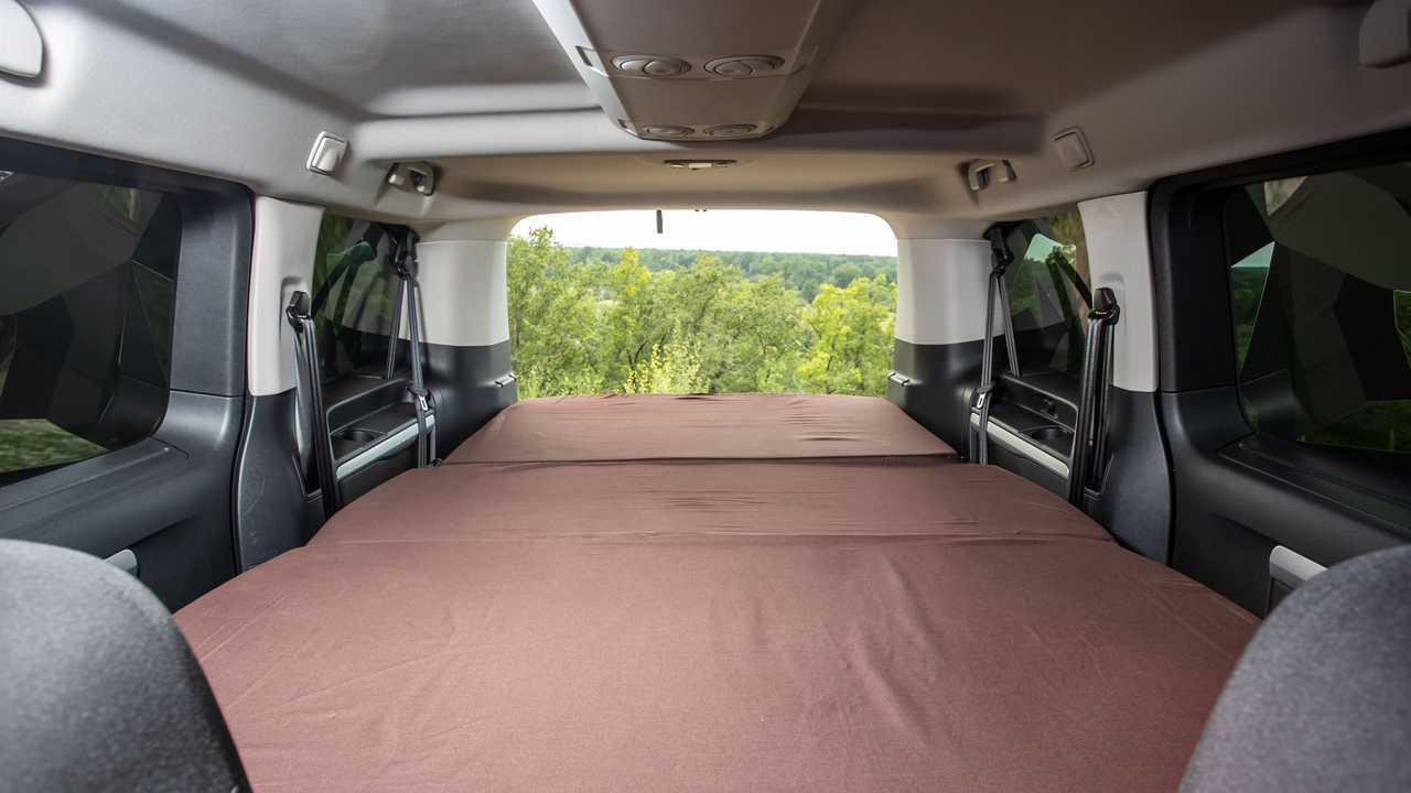 Кемпер Peugeot Traveller 4x4, кровать