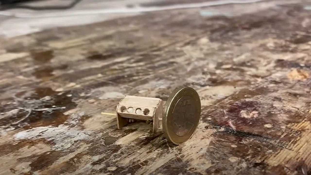 Motore V8 di legno in versione