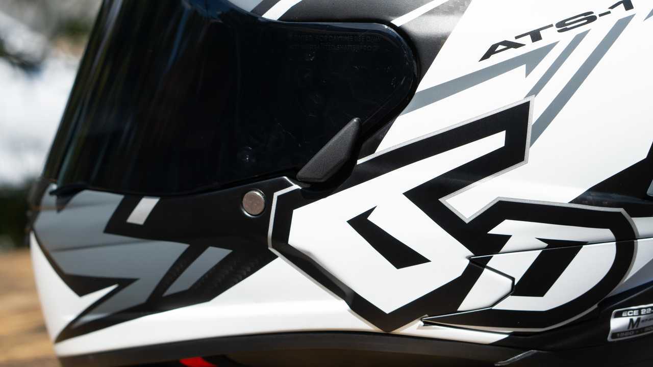 6D ATS-1R - Visor Locking Lever
